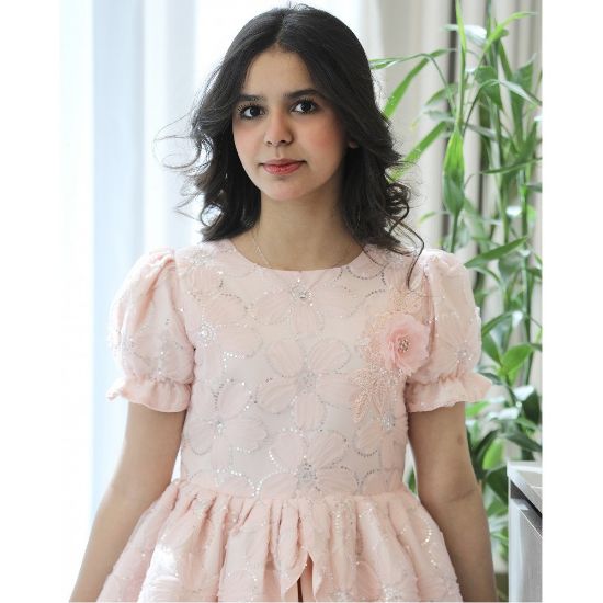 صورة فستان بناتي مطرز بوردة بارزة على الصدر وأكمام منفوشة - 1218